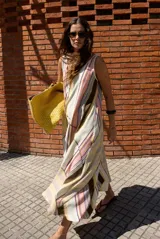 Vestido midi sin mangas con cuello en V, de corte holgado y diseño de parches con rayas verticales y horizontales en tonos verdes, grises y blancos.