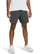 Short de running Under Armour con diseño 2 en 1, que incluye un pantalón corto exterior ligero y un short de compresión integrado. Cuenta con cintura elástica con cordón interno, paneles de malla para ventilación, bolsillos laterales y logo reflectante.