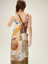 Vestido midi de tirantes finos con diseño de patchwork que combina diversos estampados como rayas, cuadros, animal print y motivos abstractos. Presenta un corte recto y fluido con un panel inferior en estampado de leopardo.
