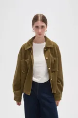 Sobrecamisa de pana color verde oliva oscuro, con cuello clásico, cierre frontal con botones metálicos y dos bolsillos delanteros con solapa y botón.