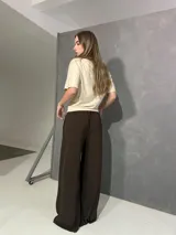 Blusa cruda de manga corta con cuello redondo y diseño fluido.