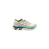 Championes de diseño técnico MM6 Maison Margiela x Salomon Cross Low, en color beige con detalles en turquesa, negro y blanco, con suela estructurada y sistema de ajuste rápido.