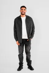 Sobrecamisa de paño gris con cuello camisero, cierre frontal con botones y bolsillo frontal tipo parche en el pecho.