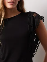 Blusa blanca de algodón y modal, marca Catherine Malandrino, con cuello redondo y mangas cortas con apliques de crochet.