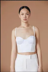 Top tipo corset de color blanco, con escote corazón, estructura con varillas y breteles finos ajustables.