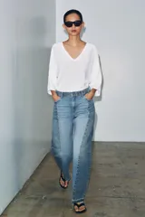 Jeans de tiro medio con diseño barrel y detalle de patchwork en denim a contraste. Cuenta con cinco bolsillos, trabillas en la cintura y cierre frontal con cremallera y botón.