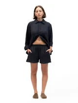 Camisa de lino azul marino de manga larga con cuello clásico y corte relajado.