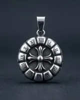 Dije de acero de estilo gótico, con diseño circular que presenta números romanos en el borde y una cruz en el centro.