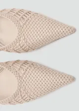 Zapato destalonado color beige, con diseño trenzado, punta fina y tacón kitten.
