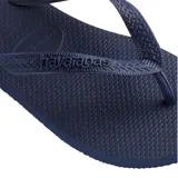 Ojotas Havaianas color azul marino con textura en la plantilla y logo en las tiras.