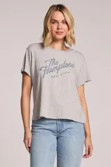 Remera gris melange de corte clásico y mangas cortas, con diseño estampado frontal de inspiración vintage con la leyenda "The Hamptons New York".