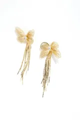 Par de caravanas colgantes doradas con forma de mariposa y flecos de cadena.