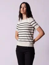 Buzo tejido de hilado fino, marca Philosophy, a rayas horizontales azul marino y blancas, con cuello redondo y mangas cortas.