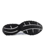 Championes New Balance modelo 204L, de diseño inspirado en el running de los años 2000. Presenta una capellada de malla y cuero sintético en color blanco, con el logo N en los laterales y suela de goma negra con relieve.