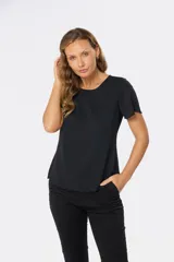 Blusa manga corta de cuello redondo con estampado floral en blanco y negro.