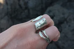 Anillo abierto de bronce con diseño de doble banda.