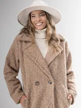 Tapado celeste de paño con doble botonadura, cuello solapa y bolsillos laterales.