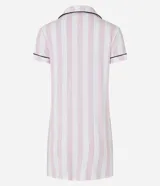 Camisón corto estilo americano de la marca Lov, con estampa de rayas verticales blancas y rosadas, cuello solapa y cierre frontal de botones con ribetes negros contrastantes.