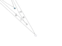 Collar triple de plata 925 con dijes colgantes: un ojo turco, caracoles de mar y una circonia.
