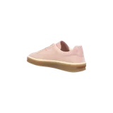 Zapatillas urbanas Loro Piana de diseño bajo y cordones, confeccionadas en gamuza color rosado, con suela de goma translúcida en tono caramelo.