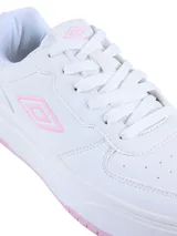 Championes urbanos Umbro modelo Milo-High para mujer, de plataforma, color blanco con detalles en rosado.