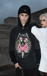 Remera de algodón con efecto nevado, corte oversize y estampa frontal de un oso de peluche rosa con máscara de gas rodeado por una estructura ósea.