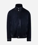 Campera de jean de corte boxy y color azul oscuro, con cuello alto, cierre frontal oculto con botones a presión y bolsillos laterales. Diseño de Blue Steel.