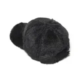 Gorro tipo gorra de béisbol confeccionado en material textil de textura afelpada y suave, color negro.