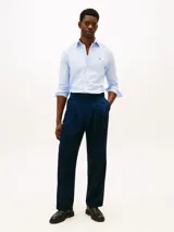 Camisa de vestir Tommy Hilfiger de corte slim color celeste, con textura dobby, cuello abotonado, manga larga y el logo de la marca bordado en el pecho.