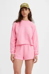 Sweater rosa de corte cropped, con mangas raglán y logo de Levi's bordado en el pecho.
