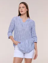 Blusa de silueta relajada con textura tramada, color azul con rayas verticales en tonos rosados, celestes y amarillos. Cuenta con cuello mao abierto en V y mangas tres cuartos amplias con pequeña abertura lateral en el puño.