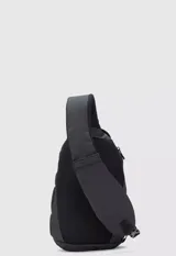 Mochila tipo bandolera de un solo hombro, color tostado, con correas ajustables negras y cierre frontal.