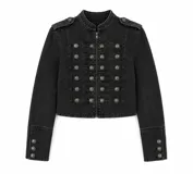 Chaqueta corta de estilo militar en denim negro con efecto lavado. Presenta cierre frontal con cremallera, detalles de tiras horizontales con botones metálicos decorativos, charreteras en los hombros y puños con botones.