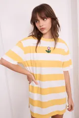 Remerón a rayas horizontales amarillas y blancas con cuello redondo festoneado y bordado de flor en el pecho.