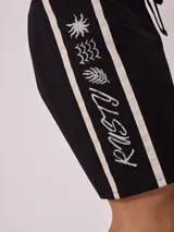 Short de baño color verde menta con cordón de ajuste en la cintura y una franja lateral con diseño de rayas en negro y blanco.