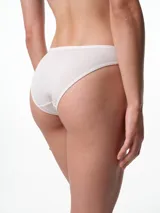 Bombacha de tiro medio confeccionada en tejido punto rib acanalado, con ribetes elásticos en cintura y piernas para un ajuste cómodo.