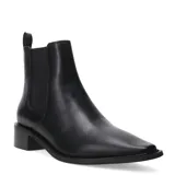 Botas tipo chelsea de caña baja, color negro, con punta cuadrada y taco cuadrado medio. Presentan paneles elásticos laterales y tirador en la parte superior trasera.