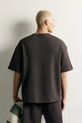 Sudadera relaxed fit confeccionada en tejido interlock de algodón con elasticidad, cuello redondo y manga corta, de color negro.