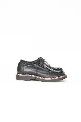 Mocasín de cuero negro con cordones, detalle de flecos en el empeine y suela de goma con costura vista en contraste.