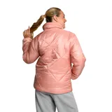 Campera puffer rosa con cuello alto, cierre frontal con botones a presión y bolsillos laterales. Logo de Umbro bordado en el pecho. Diseño acolchado con patrón de rombos.