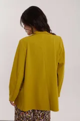 Blazer rojo con solapas y bolsillos frontales.