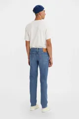 Pantalón de jean celeste de corte slim fit, con roturas sutiles en la parte delantera.