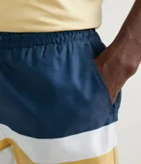 Bermuda de baño para hombre con diseño de rayas horizontales en azul marino, blanco y amarillo. Cuenta con cintura elástica con cordón ajustable y dos bolsillos laterales.