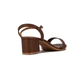 Sandalia negra de tiras finas, con taco ancho y bajo, y tira ajustable con hebilla en el tobillo.