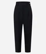 Pantalón de vestir gris con finas rayas verticales, de corte carrot, tiro alto y cierre frontal con botón.