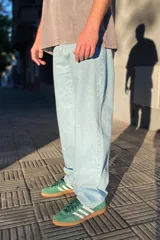 Pantalón de jean celeste de corte amplio y estilo baggy.