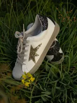 Championes urbanos Champion modelo Gian, color blanco con detalles en gris y estrella dorada en el lateral.