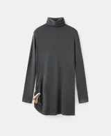 Jersey de cuello alto gris oscuro, de manga larga y corte ajustado.