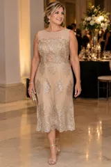 Vestido midi de tul bordado con hilos dorados, con canesú transparente y forrería color nude.