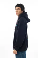 Buzo hoodie negro con estampado en la espalda que incluye imágenes psicodélicas y la frase "Life is a collection that allows the expression of existence".